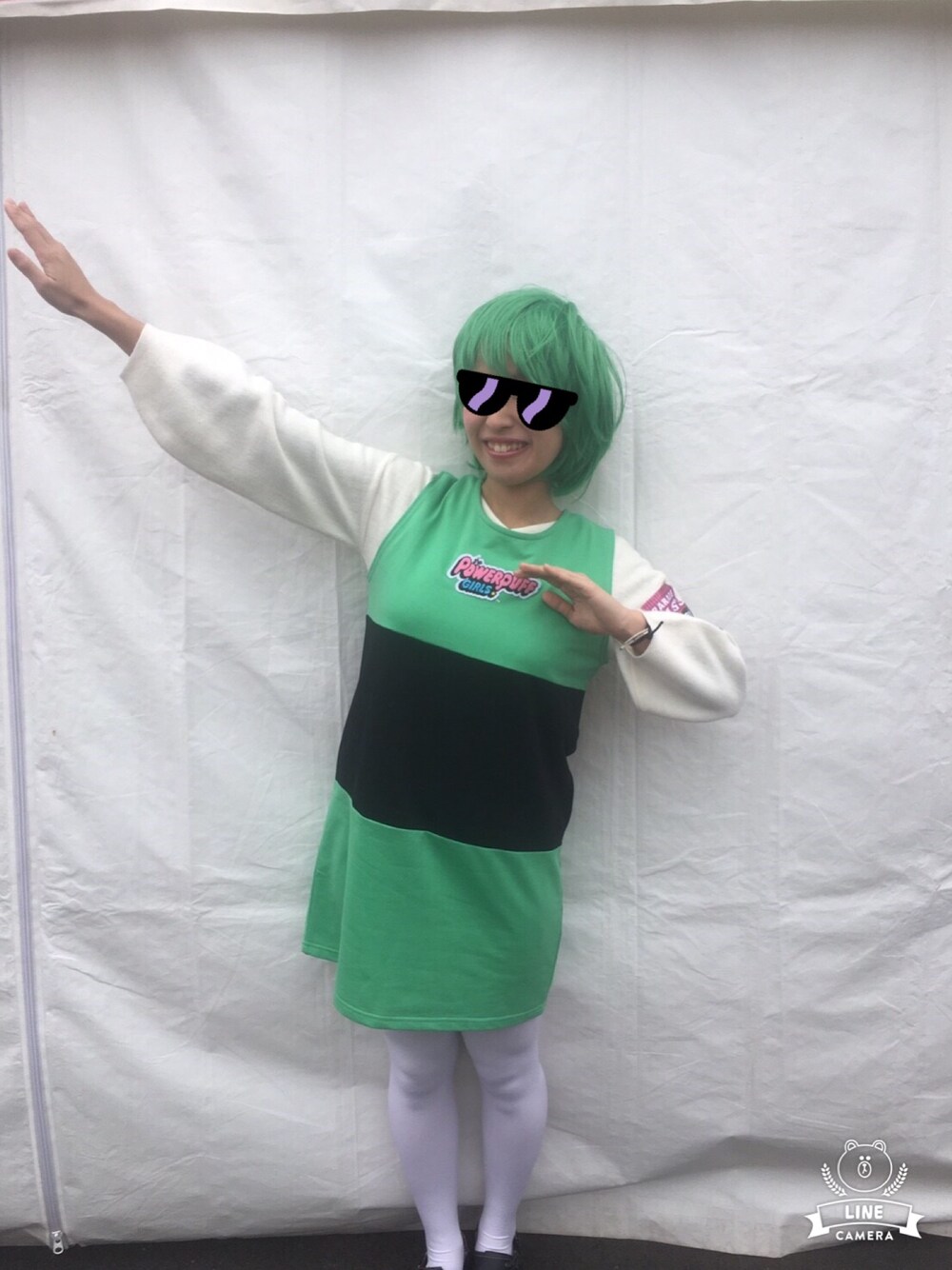 グリーン系のワンピース、グリーン系のウィッグ、ホワイト系のタイツ/ストッキングを着用したレディースの夏コーディネートの1枚目の写真