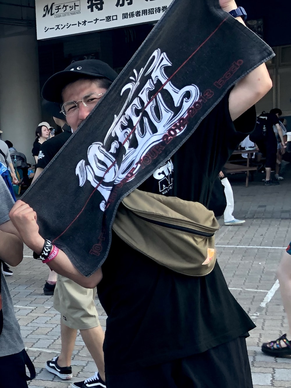 「マンウィズアミッションのアイテム（Tシャツ/カットソー、ブラック系）」を使った、チャパティンさん（メンズ・174cm）の夏コーディネートの1枚目の写真