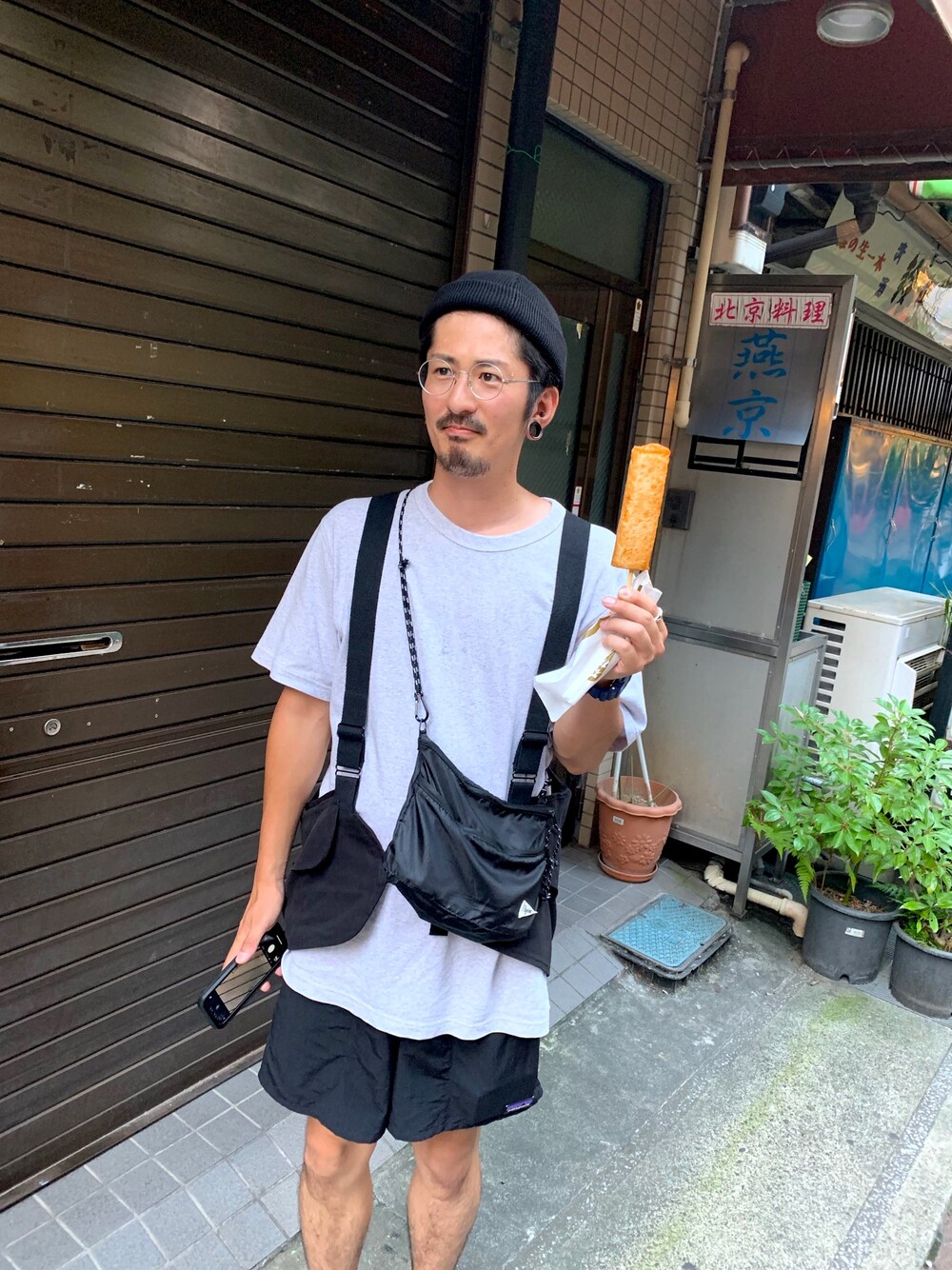「UNIQLOのクルーネックＴ（半袖）（Tシャツ/カットソー、グレー系）」を使った、チャパティンさん（メンズ・174cm）の秋コーディネートの1枚目の写真