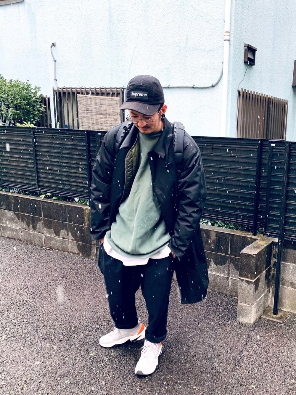 「Supreme のアイテム（キャップ、ブラック系）」を使った、チャパティンさん（メンズ・174cm）の冬コーディネートの1枚目の写真