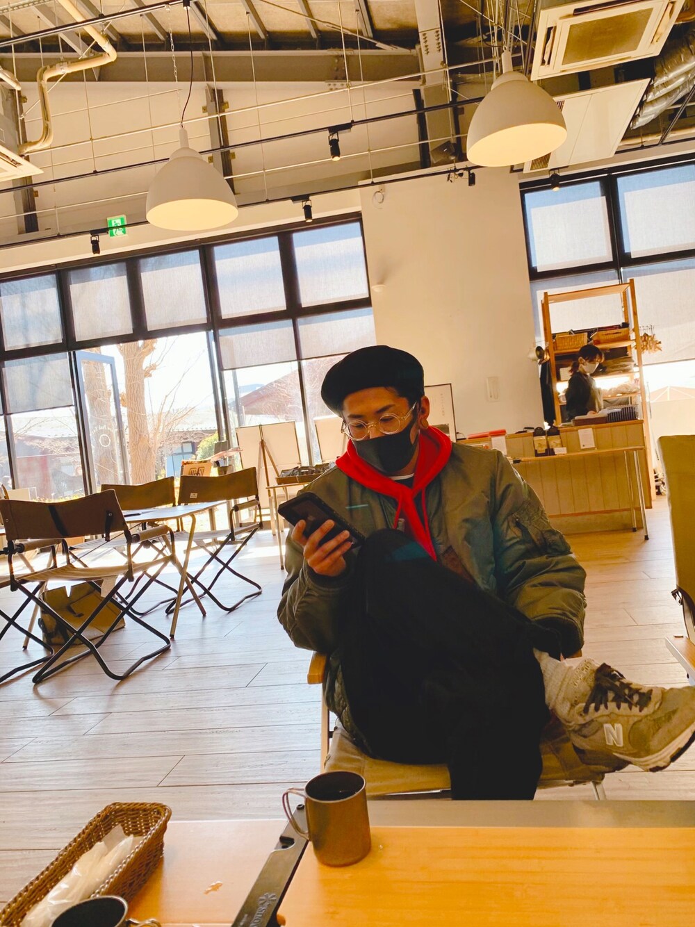「休日スタイル、スニーカー、メガネ男子、パーカー」｜「MOSCOT・ORIGINALSのアイテム（メガネ、その他）」を使った、チャパティンさん（メンズ・174cm）の冬コーディネートの1枚目の写真