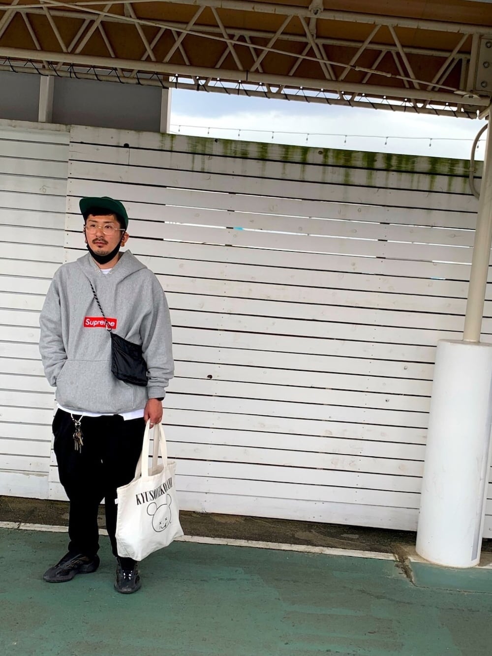 「ワイドパンツ、休日コーデ、めがね、キャップ、オーバーサイズ、スペアザ、キュウソネコカミ」｜「adidasのアイテム（シューズ、ブラック系）」を使った、チャパティンさん（メンズ・174cm）の春コーディネートの1枚目の写真