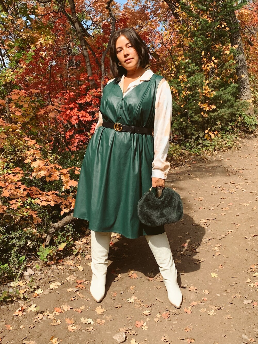 ベージュ系のシャツ/ブラウス、グリーン系のハンドバッグ、ホワイト系のブーツを着用したレディースの秋コーディネートの1枚目の写真