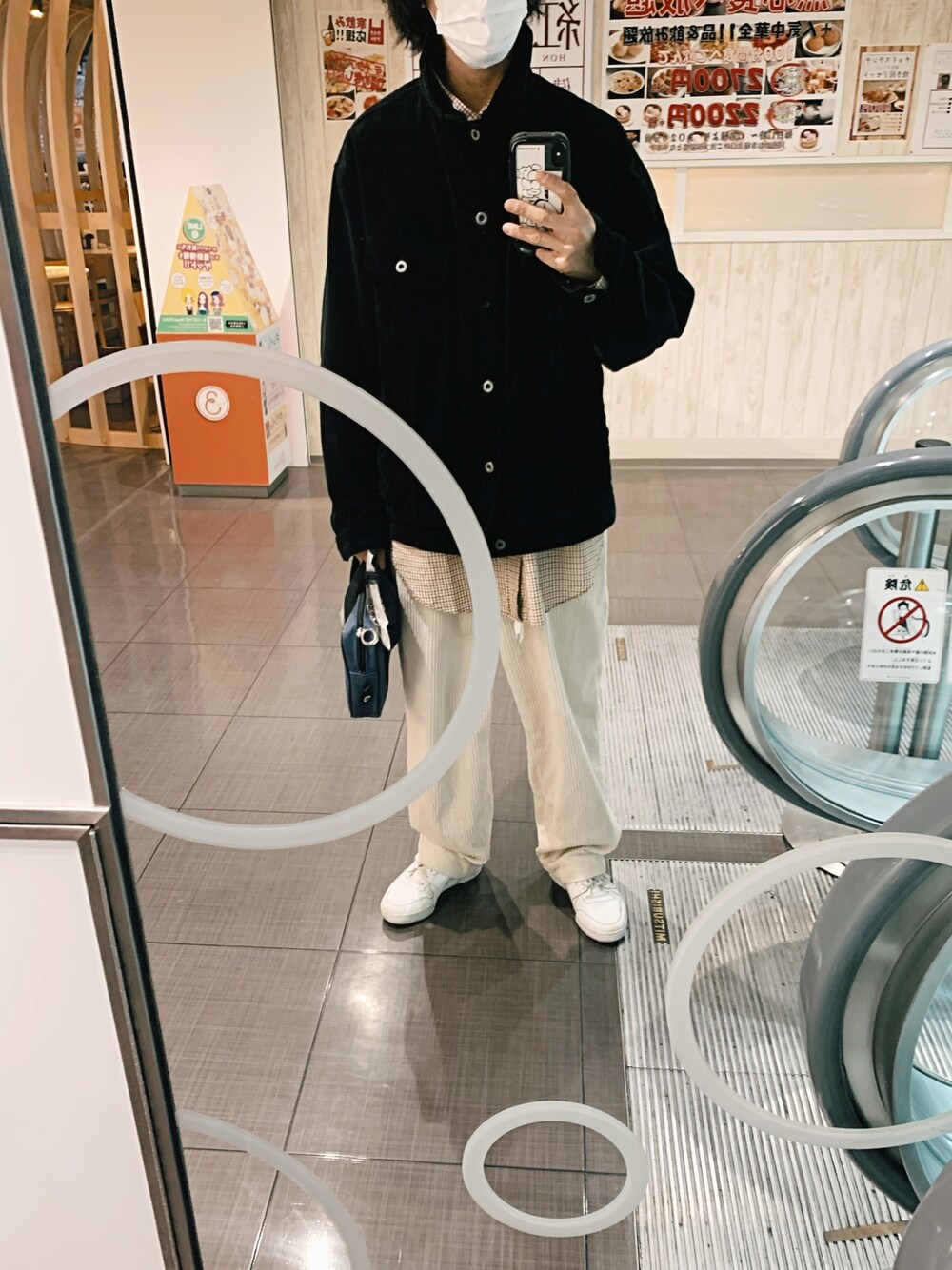 「e.sen、Marvine Pontiak Shirt Makers、IS-NESS、オーバーサイズ、ゆるコーデ、ストリート、ブラック、黒、コーデュロイ」｜「is-nessのアイテム（デニムジャケット、ブラック系）」を使った、オオサカハヤトさん（メンズ・175cm）の冬コーディネートの1枚目の写真