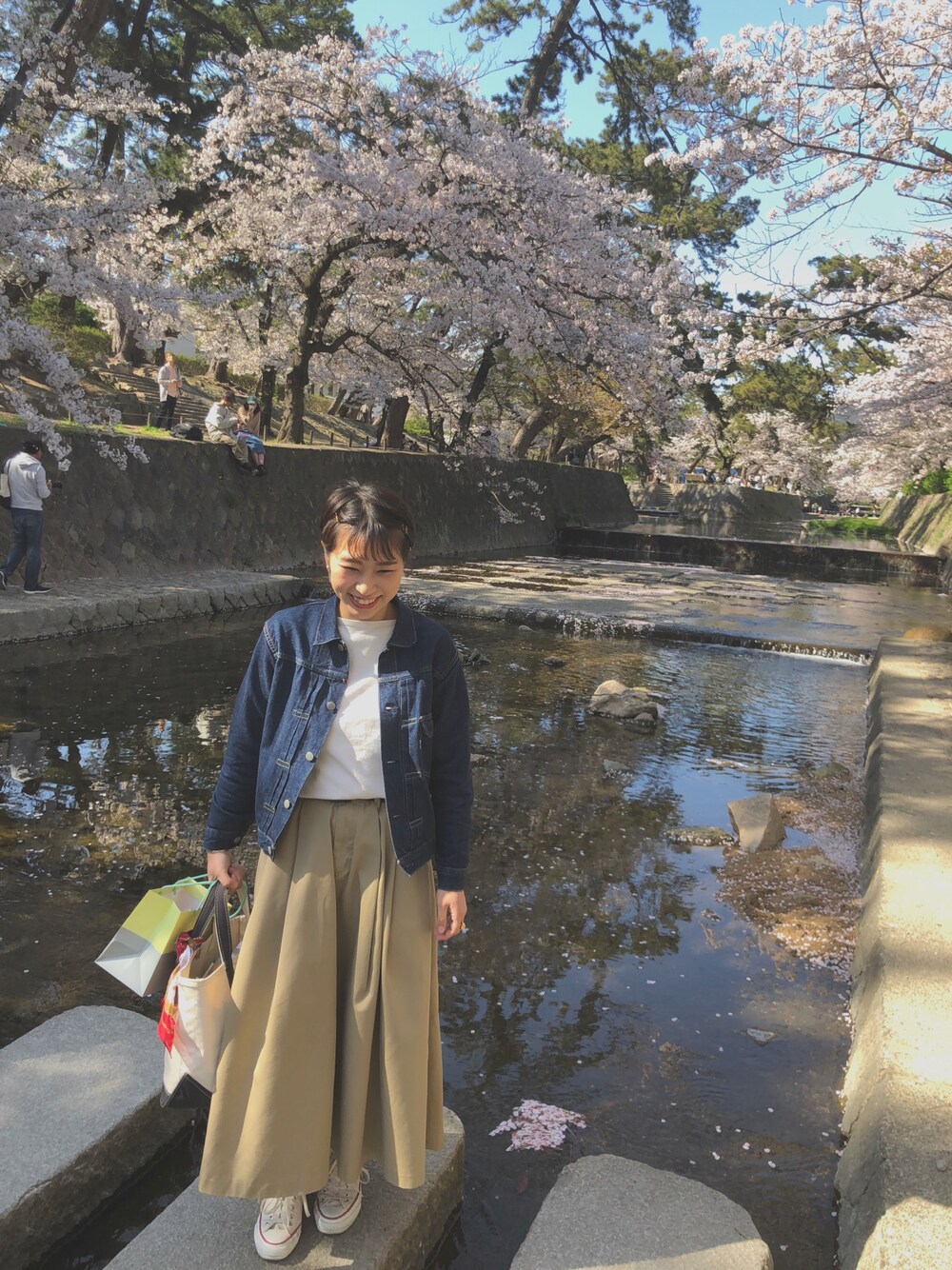 「オトナカジュアル、スニーカーコーデ、ベージュ、Gジャン、ロングスカート、orslow、converse、GRAMICCI、orcival、トートバッグ」｜「CONVERSEのCONVERSE コンバース CANVAS ALL STAR J OX キャンバスオールスターJ OX 32167710 N.WHITE（スニーカー、ホワイト系）」を使った、ちっちさん（レディース・163cm）の春コーディネートの1枚目の写真