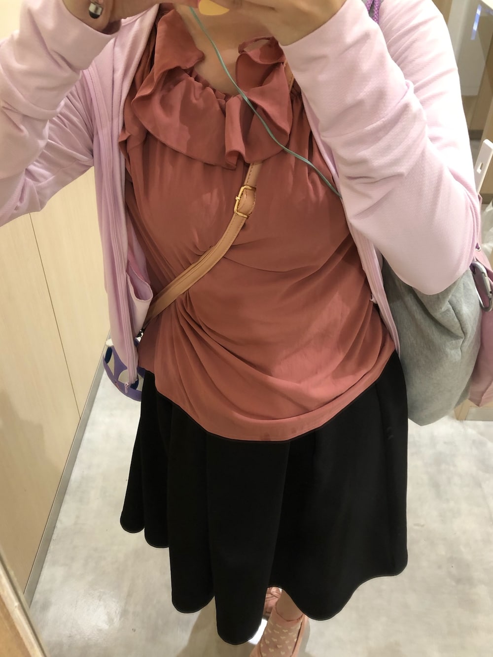 ピンク系のパーカー、ピンク系のシャツ/ブラウス、ブラック系のスカートを着用したレディースの夏コーディネートの1枚目の写真