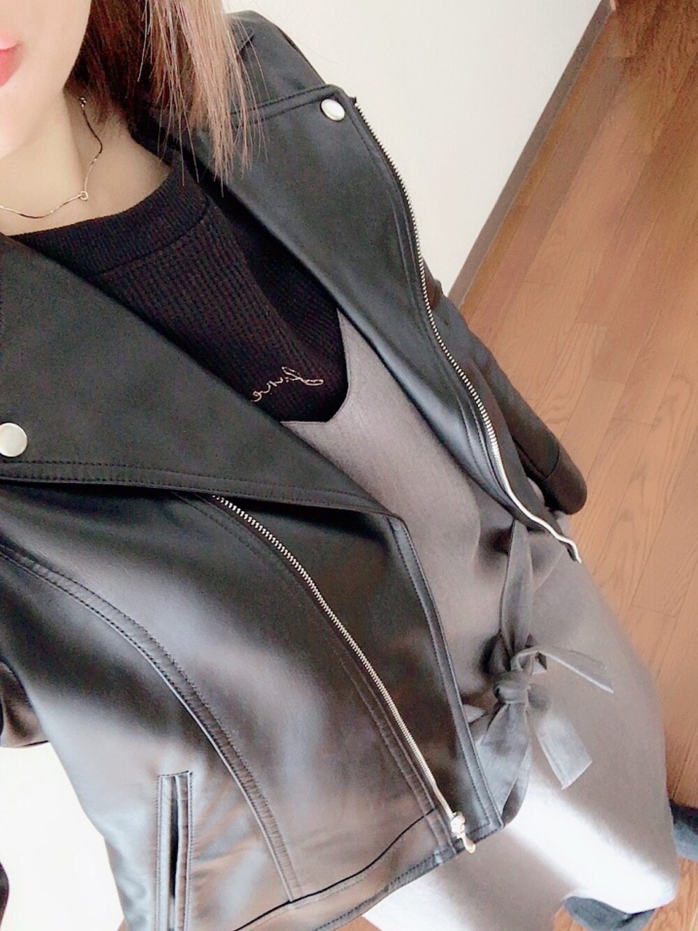 「シンプルコーデ、ライダースジャケット、ワンピース×スニーカー」｜「Te chichiのアイテム（ワンピース、グレー系）」を使った、とくちゃ✳︎さん（レディース・152cm）の春コーディネートの1枚目の写真