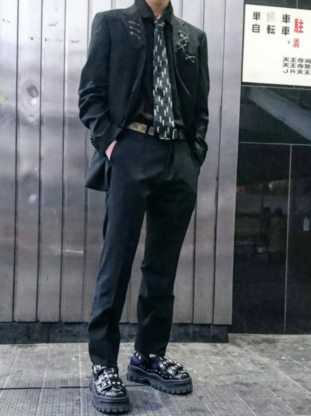 「令和、おしゃれさんと繋がりたい、ブラック」｜「COMME CA ISMのアイテム（セットアップ、ブラック系）」を使った、hyogaさん（メンズ・173cm）の春コーディネートの1枚目の写真