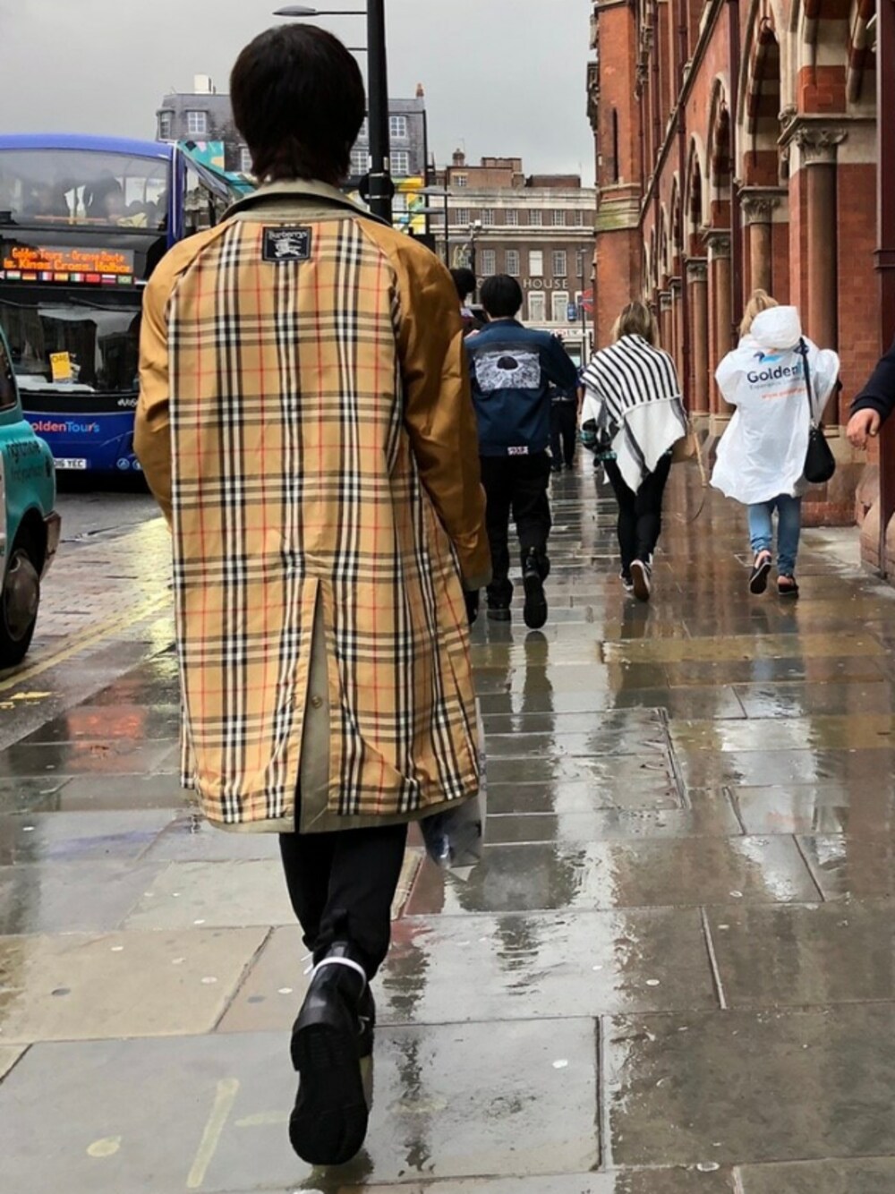 「ロンドン、コート、バーバリーチェック」｜「BURBERRYのアイテム（ピーコート、ゴールド系）」を使った、hyogaさん（メンズ・173cm）の春コーディネートの1枚目の写真