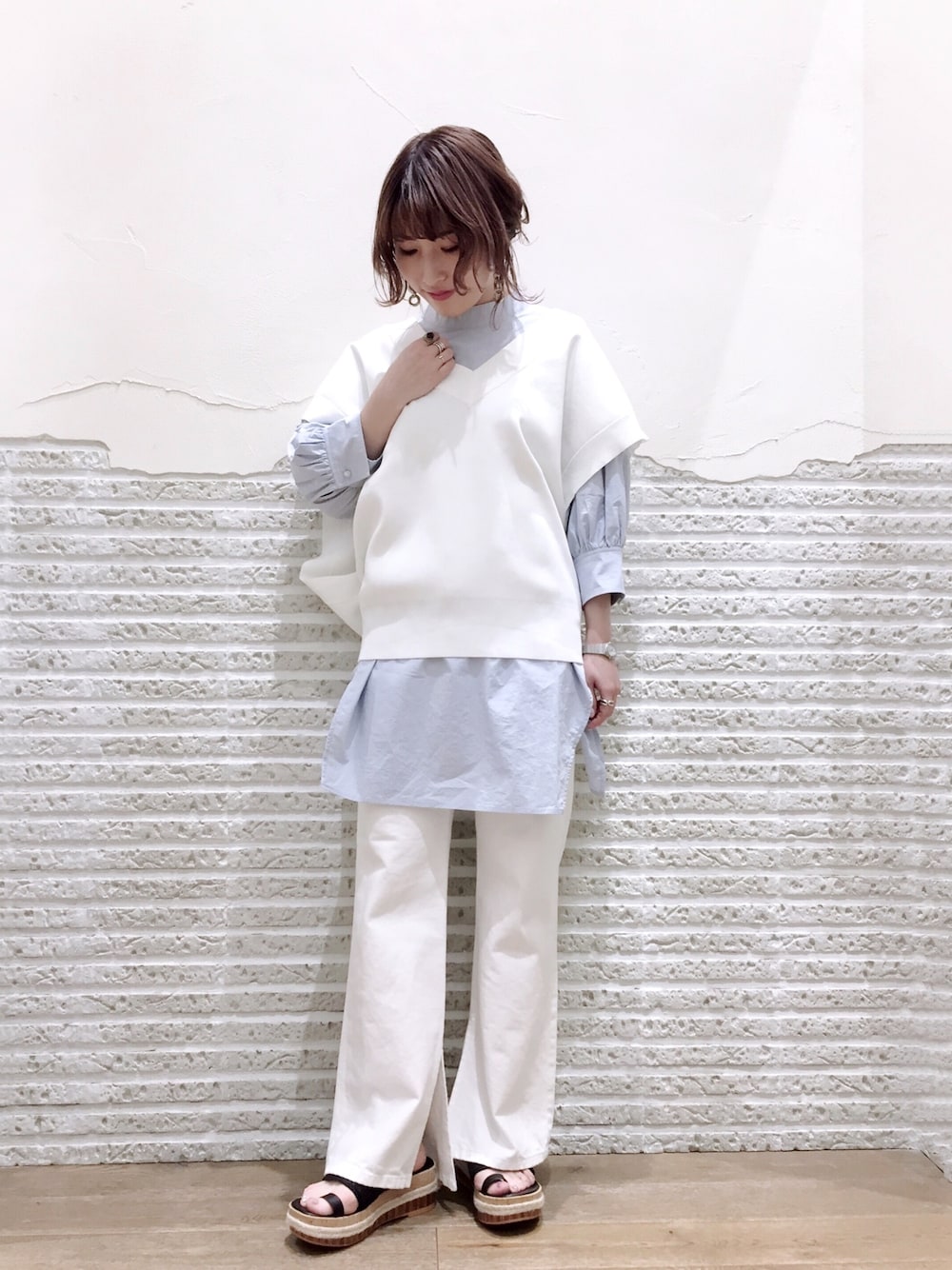 「低身長コーデ、きれいめカジュアル、JEANASiS、ホワイトコーデ、デニム、シンプル、ベスト、ゆるコーデ、パンツスタイル、くすみブルー」｜「JEANASISの14GソウバリＶベスト/885917（ベスト、ホワイト系）」を使った、kuniさん（レディース・153cm）の春コーディネートの1枚目の写真