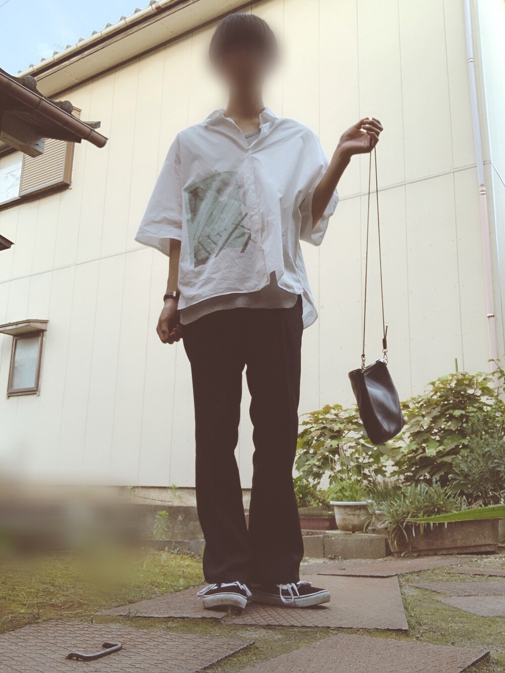 「柄シャツ、フレアパンツ、HARE」｜「HAREのフレアスリムトラウザー(HARE)（スラックス、ブラック系）」を使った、Mercyさん（メンズ・175cm）の夏コーディネートの1枚目の写真