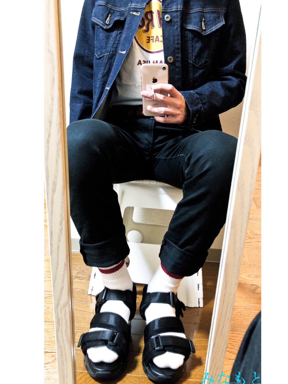 ブラック系のパンツ、ブラック系のサンダル、ホワイト系のTシャツ/カットソーを着用したメンズの春コーディネートの1枚目の写真