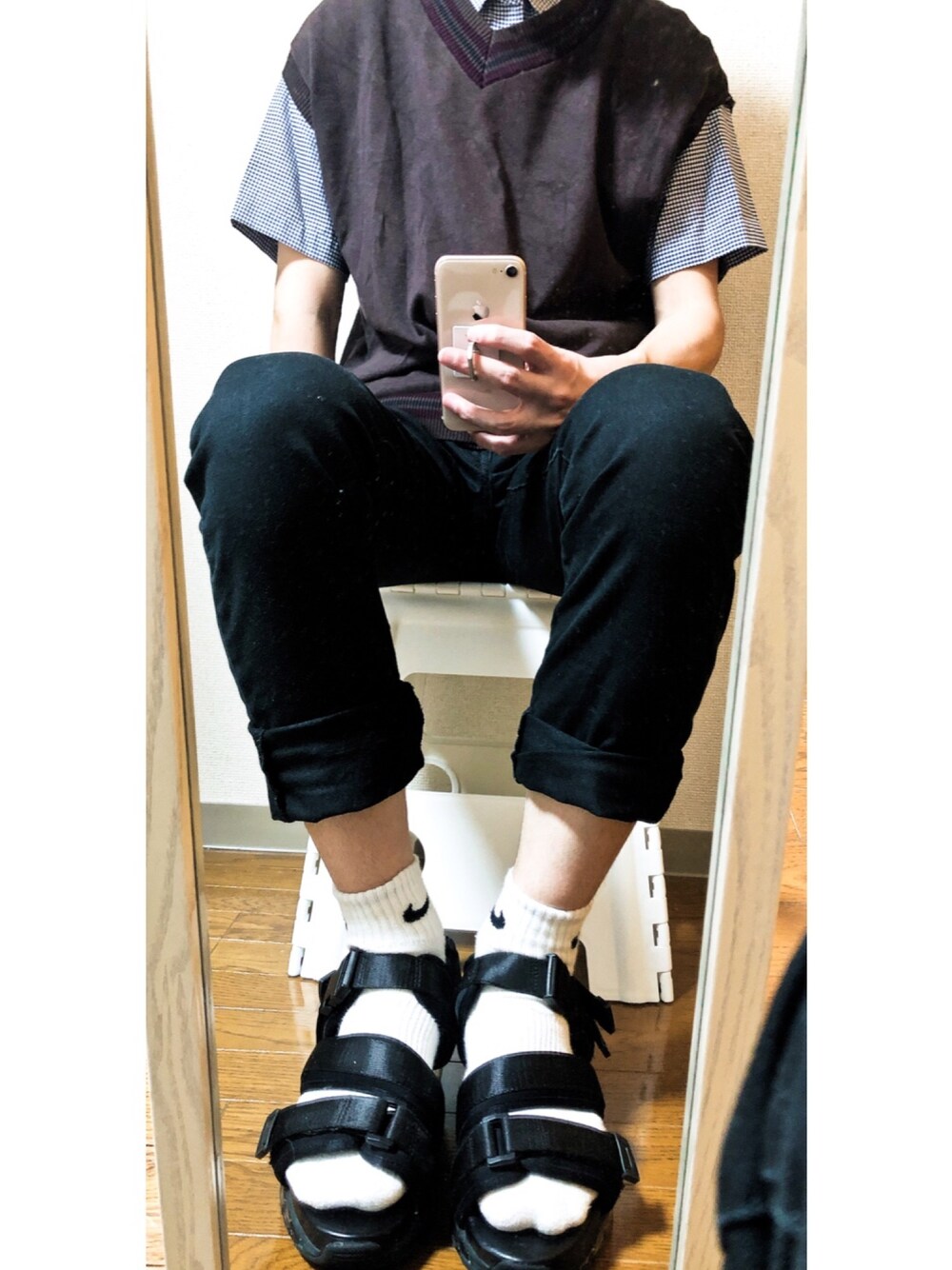 「シンプルコーデ、大人カジュアル、おしゃれさんと繋がりたい、きれいめカジュアル、オーバーサイズ、プチプラコーデ、はるコーデ、ラクチンコーデ、休日スタイル、一週間コーデ」｜「GUのアイテム（ベスト、ブラウン系）」を使った、みなもとさん（メンズ・177cm）の春コーディネートの1枚目の写真