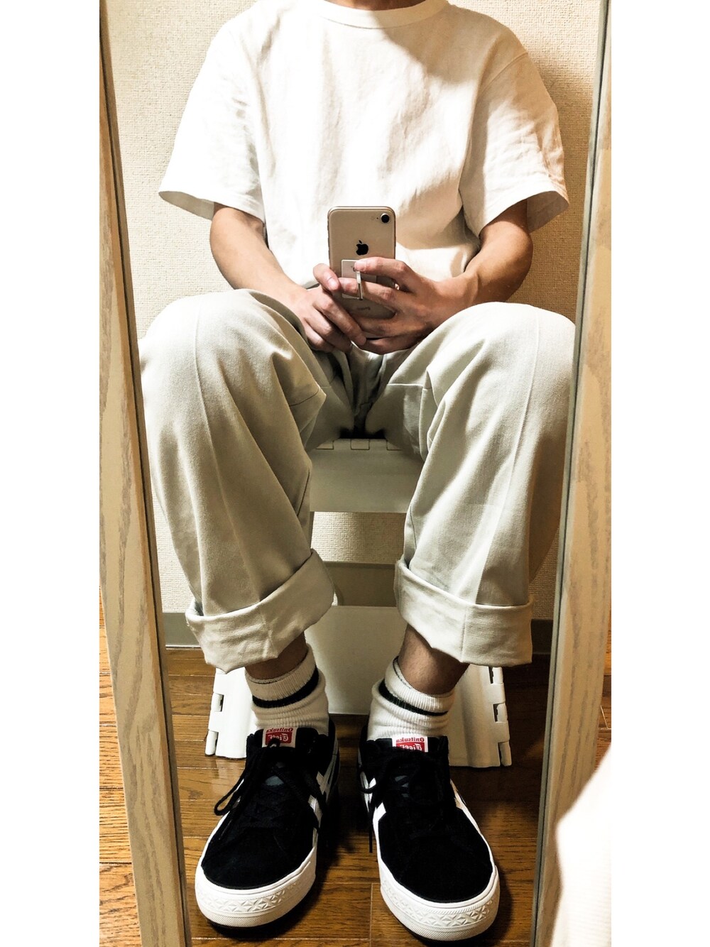「シンプルコーデ、お洒落さんとつながりたい、キレイめ、UNIQLO、モノトーンコーデ、オトナカジュアル、ワイドパンツ、白Tシャツ、一週間コーデ、おしゃれさんと繋がりたい」｜「UNIQLOのエアリズムコットンオーバーサイズTシャツ（5分袖）（Tシャツ/カットソー、ホワイト系）」を使った、みなもとさん（メンズ・177cm）の春コーディネートの1枚目の写真