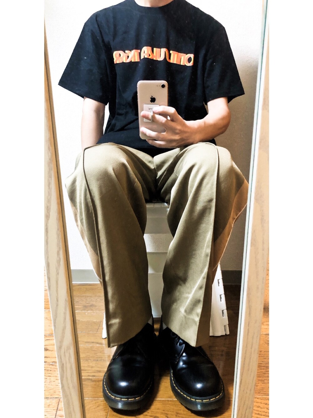 「今日のコーデ、カジュアルコーデ、ゆるコーデ、Tシャツ、ブラック、きれいめカジュアル、ワイドパンツ、ootd、Onitsuka Tiger、一週間コーデ」｜「Onitsuka TigerのGRAPHIC TEE（Tシャツ/カットソー、ブラック系）」を使った、みなもとさん（メンズ・177cm）の春コーディネートの1枚目の写真