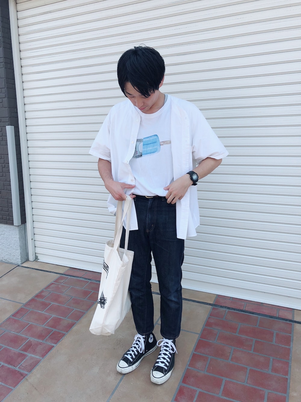 ホワイト系のジャケット/アウター、ホワイト系のTシャツ/カットソー、ブルー系のデニムパンツを着用したメンズの夏コーディネートの1枚目の写真