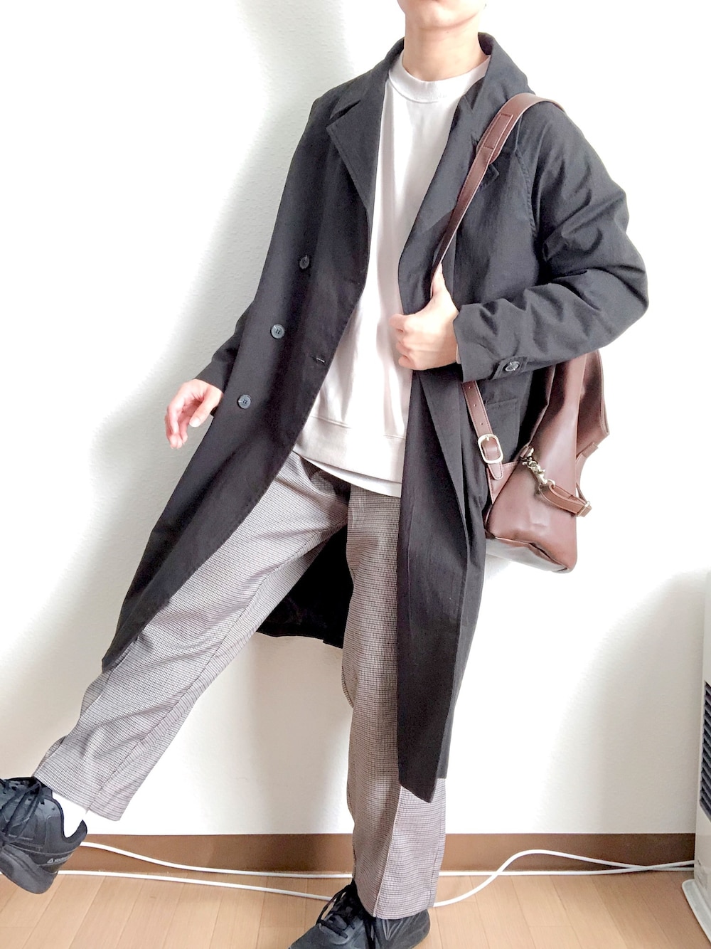 「カジュアル、春、はるコーデ、春コーデ、大人コーデ」｜「Reebokのウォーク ウルトラ ディーエムエックス マックス [WALK ULTRA 6 DMX MAX 4E] リーボック（スニーカー、ブラック系）」を使った、まふゅーさん（メンズ・170cm）の春コーディネートの1枚目の写真