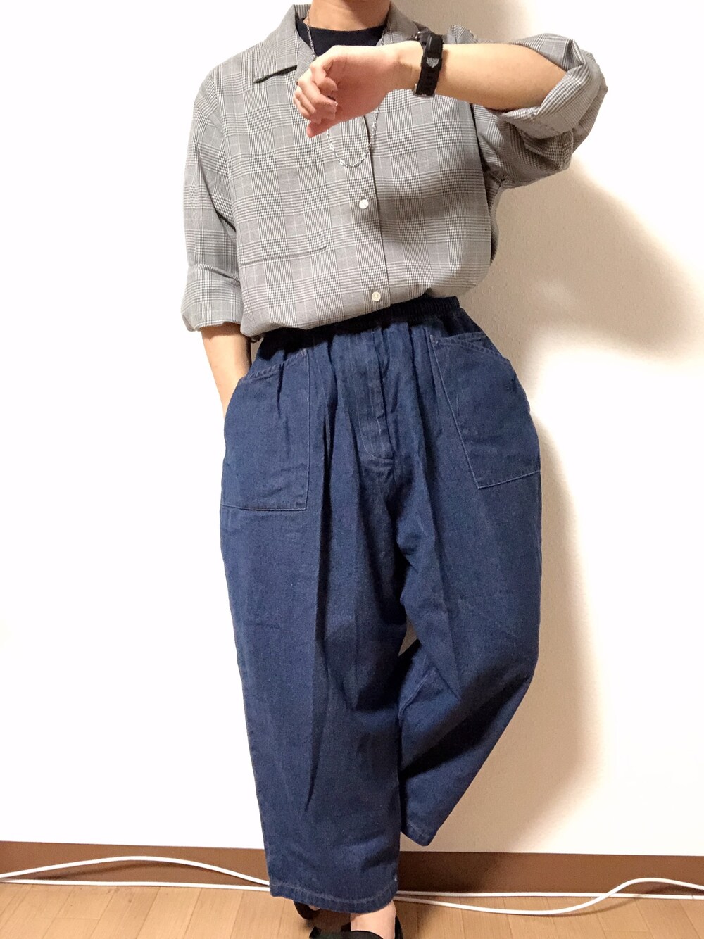 「おうちファッション、春コーデ、シンプルコーデ、デニムパンツ、今日のコーデ、カジュアル、ラフ、GU、ワイドデニム」｜「GUのアイテム（シャツ/ブラウス、グレー系）」を使った、まふゅーさん（メンズ・170cm）の春コーディネートの1枚目の写真