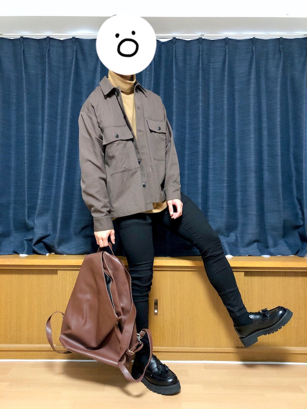 「レザーLOVEスナップ、秋冬コーデ、秋のコーデ、休日スタイル、きれいめカジュアル、UNIQLO、ブラウンコーデ、黒、シンプル」｜「UNIQLOのアイテム（Tシャツ/カットソー、ベージュ系）」を使った、まふゅーさん（メンズ・170cm）の秋コーディネートの1枚目の写真
