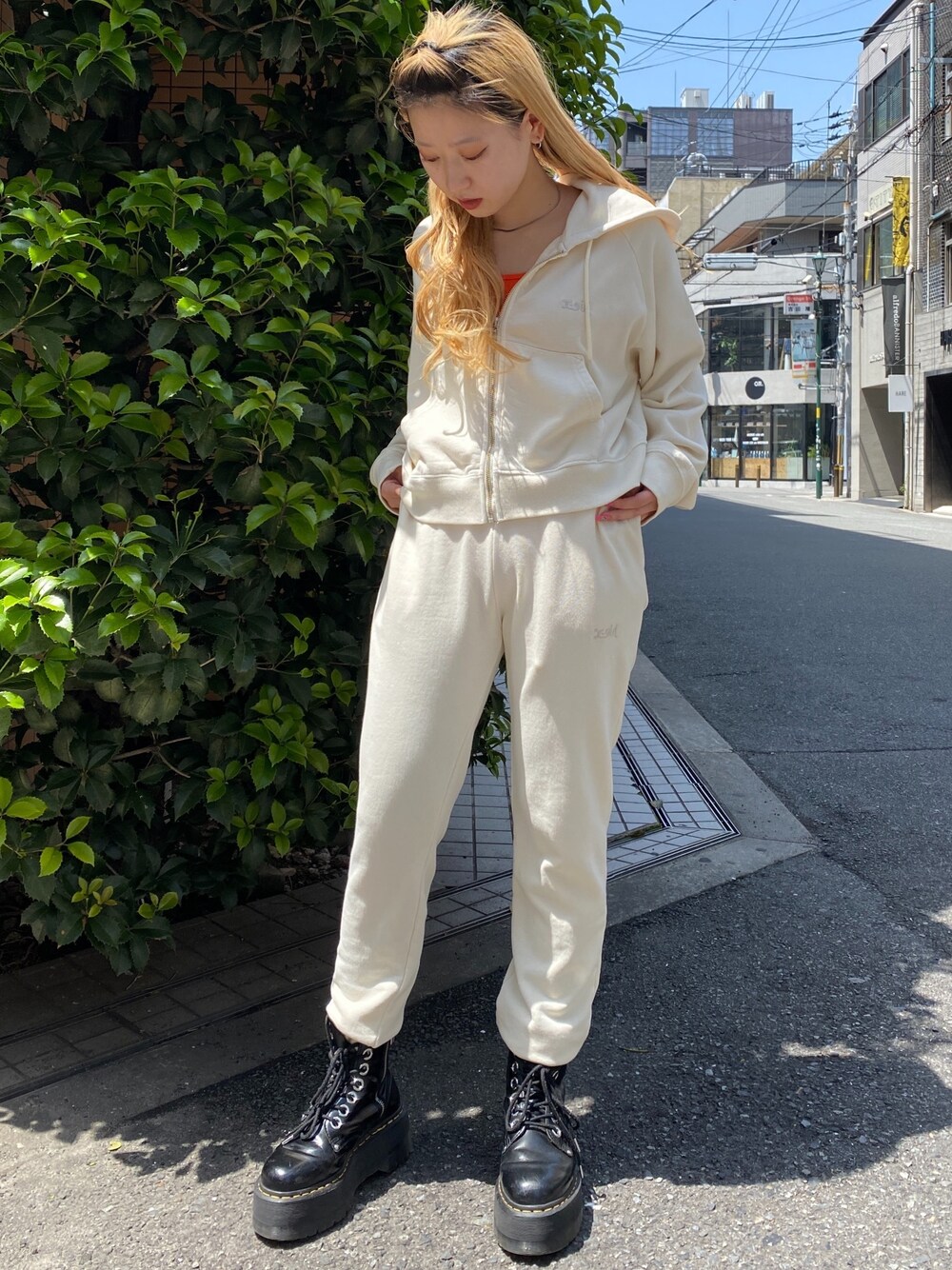 「シンプル、セットアップ、スウェット、低身長、x-girl」｜「X-girlのPIGMENT-DYED ZIP-UP HOODIE（パーカー、ホワイト系）」を使った、airiさん（レディース・152cm）の春コーディネートの1枚目の写真