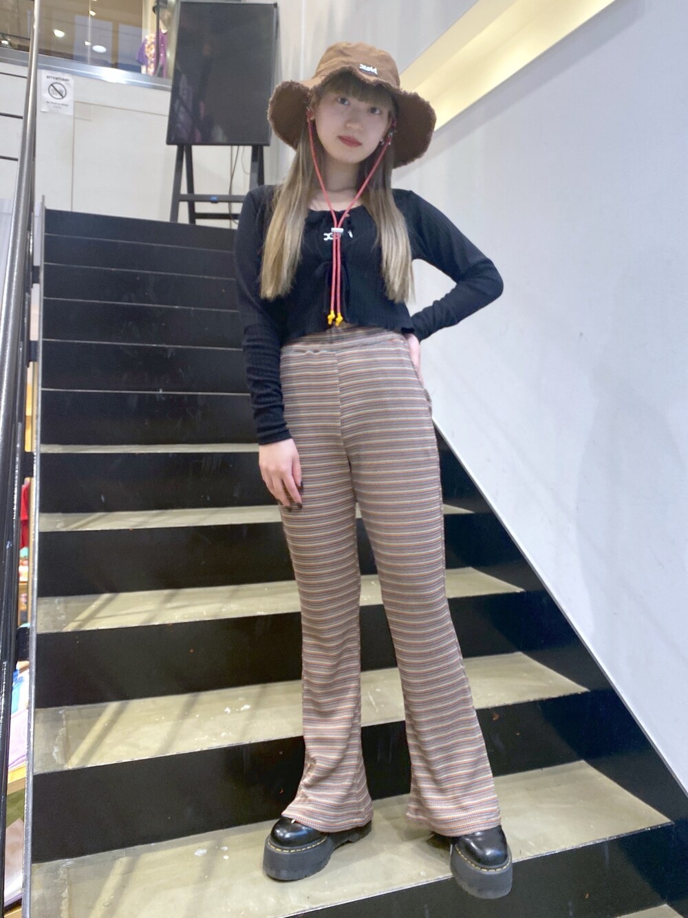 「大人カジュアル、低身長、フレアパンツ、カーディガン、リゾートスタイル、x-girl」｜「X-girlのEASY FLARE PANTS（その他パンツ、オレンジ系）」を使った、airiさん（レディース・152cm）の春コーディネートの1枚目の写真