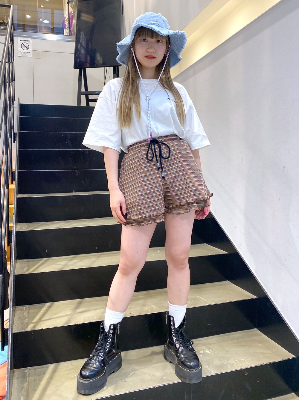 「大人カジュアル、おしゃれさんと繋がりたい、x-girl、低身長」｜「X-girlのEASY FLARE SHORT PANTS（その他パンツ、オレンジ系）」を使った、airiさん（レディース・152cm）の春コーディネートの1枚目の写真