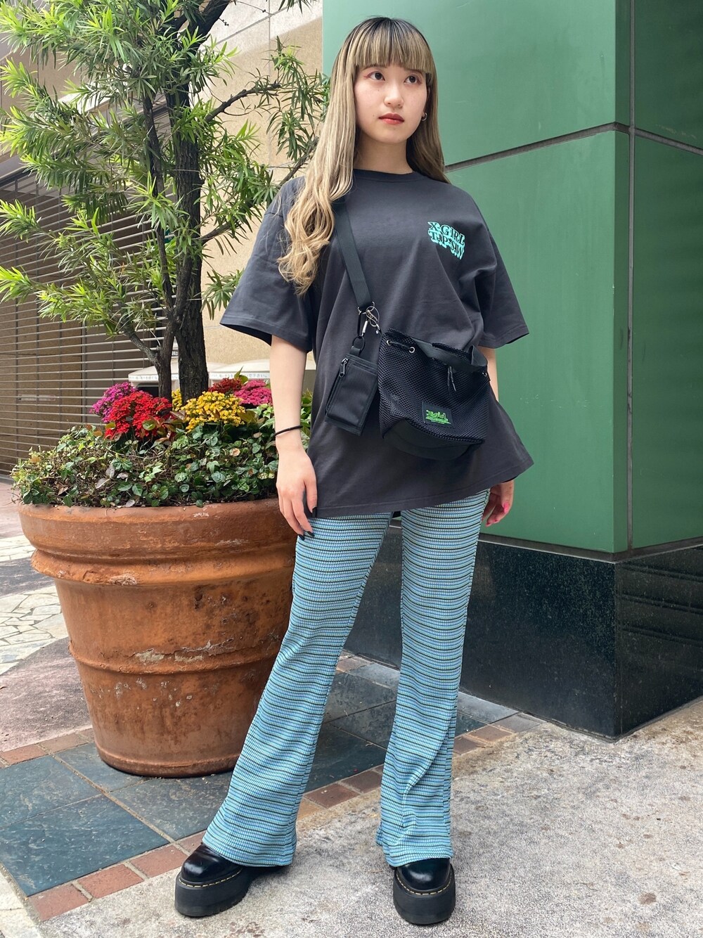 「大人カジュアル、x-girl、フレアパンツ、低身長」｜「X-girlのHIBISCUS FACE S/S TEE（Tシャツ/カットソー、グレー系）」を使った、airiさん（レディース・152cm）の春コーディネートの1枚目の写真