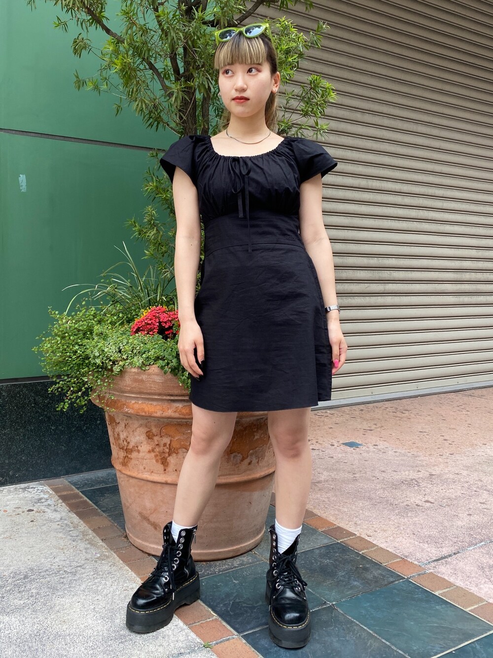 「ワンピース、厚底ブーツ、ドクターマーチン、Dr.Martens、低身長、低身長コーデ、x-girl」｜「X-girlのBABY S/S DRESS（ワンピース、ブラック系）」を使った、airiさん（レディース・152cm）の春コーディネートの1枚目の写真