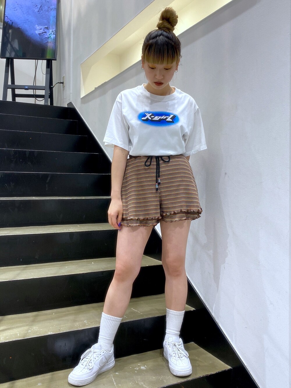 「これが私をアゲる服、カジュアルコーデ、スニーカーコーデ、x-girl、低身長」｜「X-girlのSPIN LOGO S/S TEE（Tシャツ/カットソー、ホワイト系）」を使った、airiさん（レディース・152cm）の春コーディネートの1枚目の写真