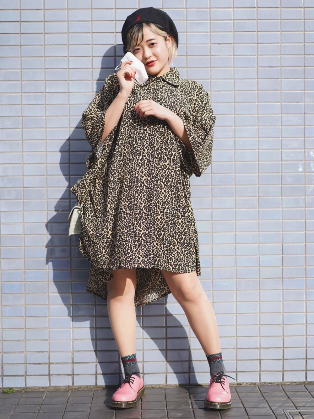 「ワンピース、ひょう柄、アニマル柄、シャツワンピース、マーチン、セブンイレブン、ストリートMIX」｜「KANGOLの[KANGOL]SMU Tropic Galaxy/[カンゴール]メッシュハンチング　ベレー帽（ハンチング/ベレー帽、ブラック系）」を使った、タナカミキさん（レディース・155cm）の春コーディネートの1枚目の写真