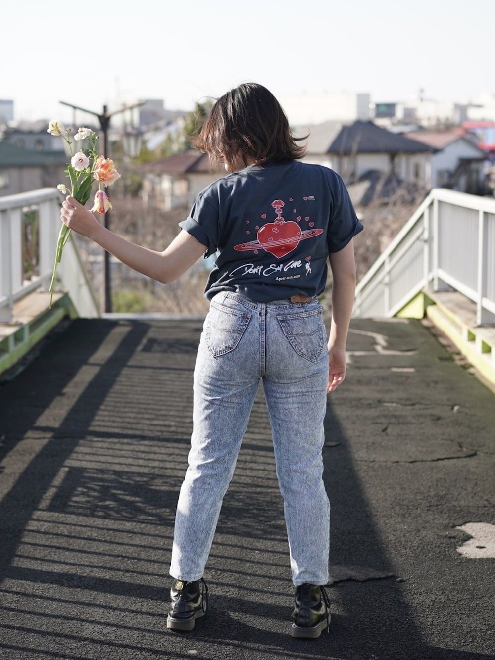 「ケミカルウォッシュ、ケミカルデニム、Tシャツ、Tシャツコーデ、紺、ネイビー、マーチン、Dr.Martens」｜「kinjiのアイテム（デニムパンツ、ブルー系）」を使った、タナカミキさん（レディース・155cm）の春コーディネートの1枚目の写真