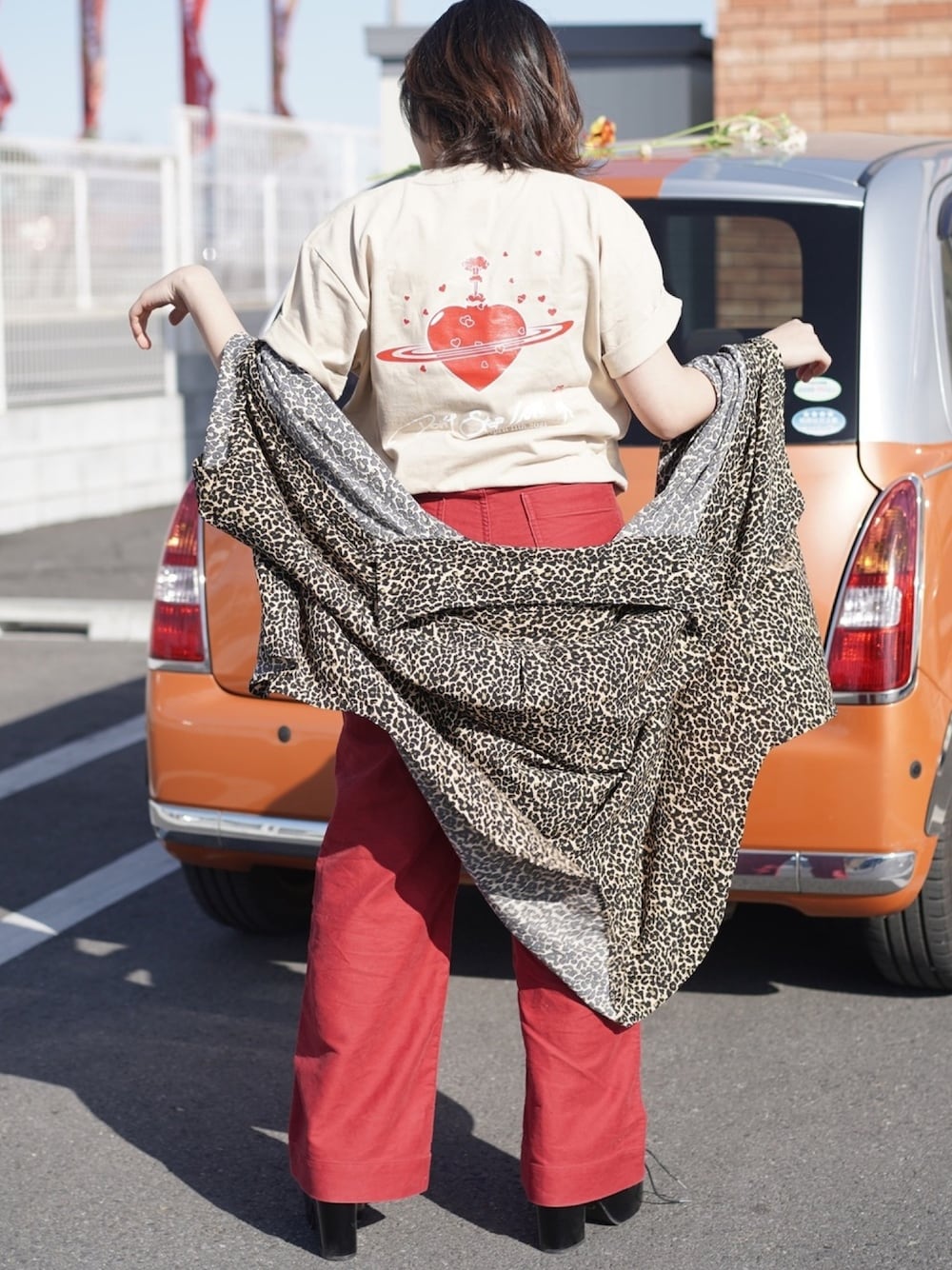 「ベージュコーデ、ベージュTシャツ、Tシャツ、Tシャツコーデ、レッド、赤、カラーパンツ、カラーデニム」｜「jouetieのアイテム（シャツワンピース、ブラウン系）」を使った、タナカミキさん（レディース・155cm）の春コーディネートの1枚目の写真