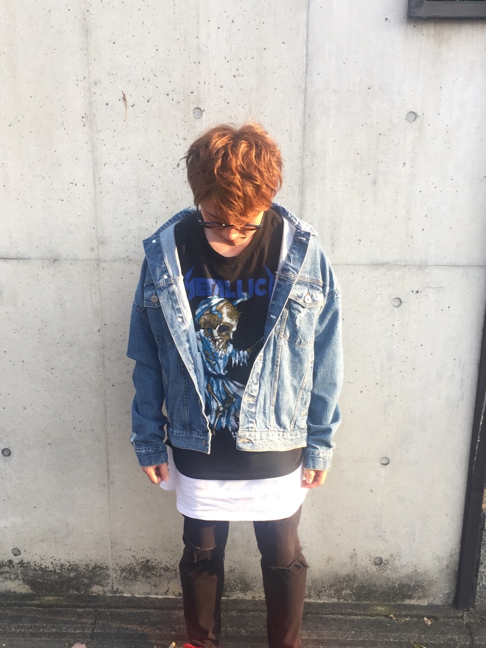 「メタリカTシャツ、ジージャン、スキニー」｜「METALLICAのアイテム（トップス、ブラック系）」を使った、とってぃーさん（メンズ・166cm）の春コーディネートの1枚目の写真