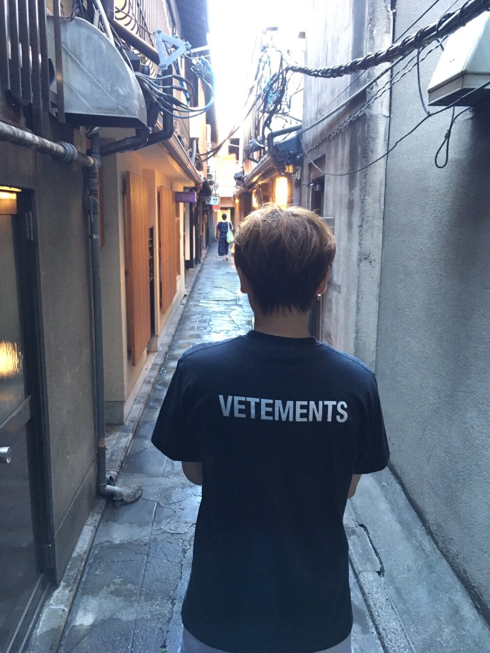 「シンプルコーデ、夏コーデ、ビッグT、vetements、レイヤードスタイル」｜「VETEMENTSのアイテム（ジャケット/アウター、ブラック系）」を使った、とってぃーさん（メンズ・166cm）の夏コーディネートの1枚目の写真