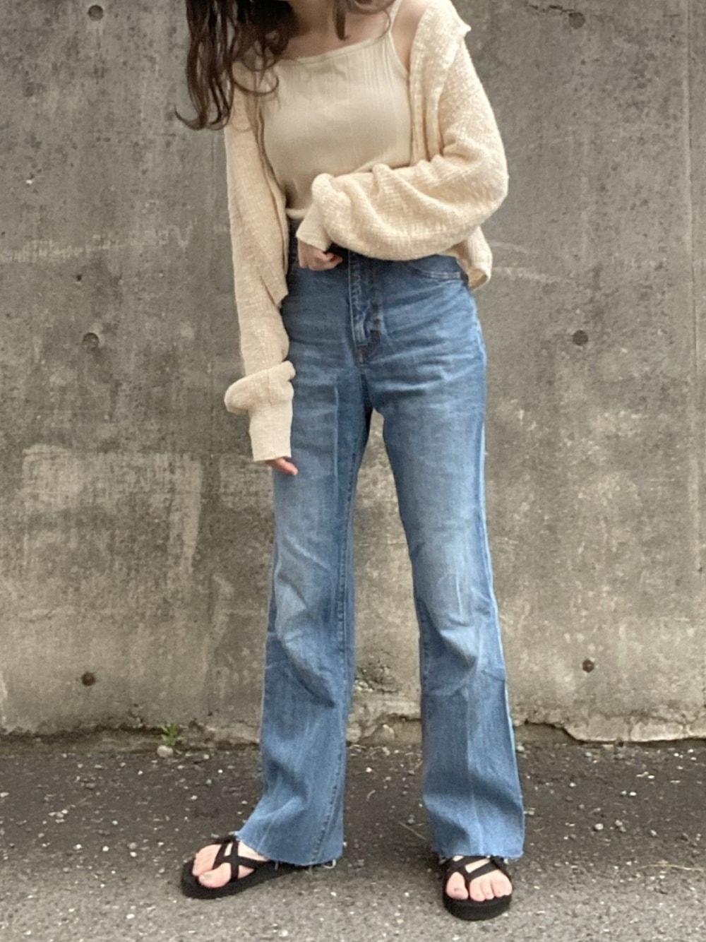 「デニム、teva、キャミソール、セミフレアパンツ、GU、低身長、低身長コーデ、カスタネ、Kastane、デニムパンツ」｜「Kastaneのカップ付きスクエアキャミ（タンクトップ、ホワイト系）」を使った、yooさん（レディース・148cm）の夏コーディネートの1枚目の写真