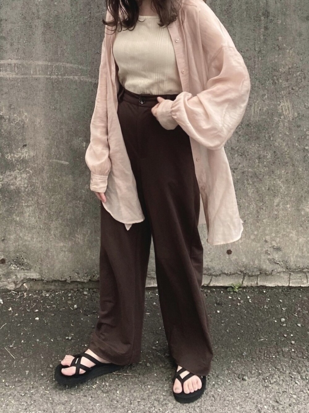 「大人カジュアル、リネンパンツ、シアーシャツ、ピンク、低身長コーデ、ゆるコーデ、ノーカラーシャツ、Kastane、プチプラコーデ、シャツ好き集まれ」｜「GLOBAL WORKのシアーバンドカラーシャツ/871152（シャツ/ブラウス、ピンク系）」を使った、yooさん（レディース・148cm）の夏コーディネートの1枚目の写真