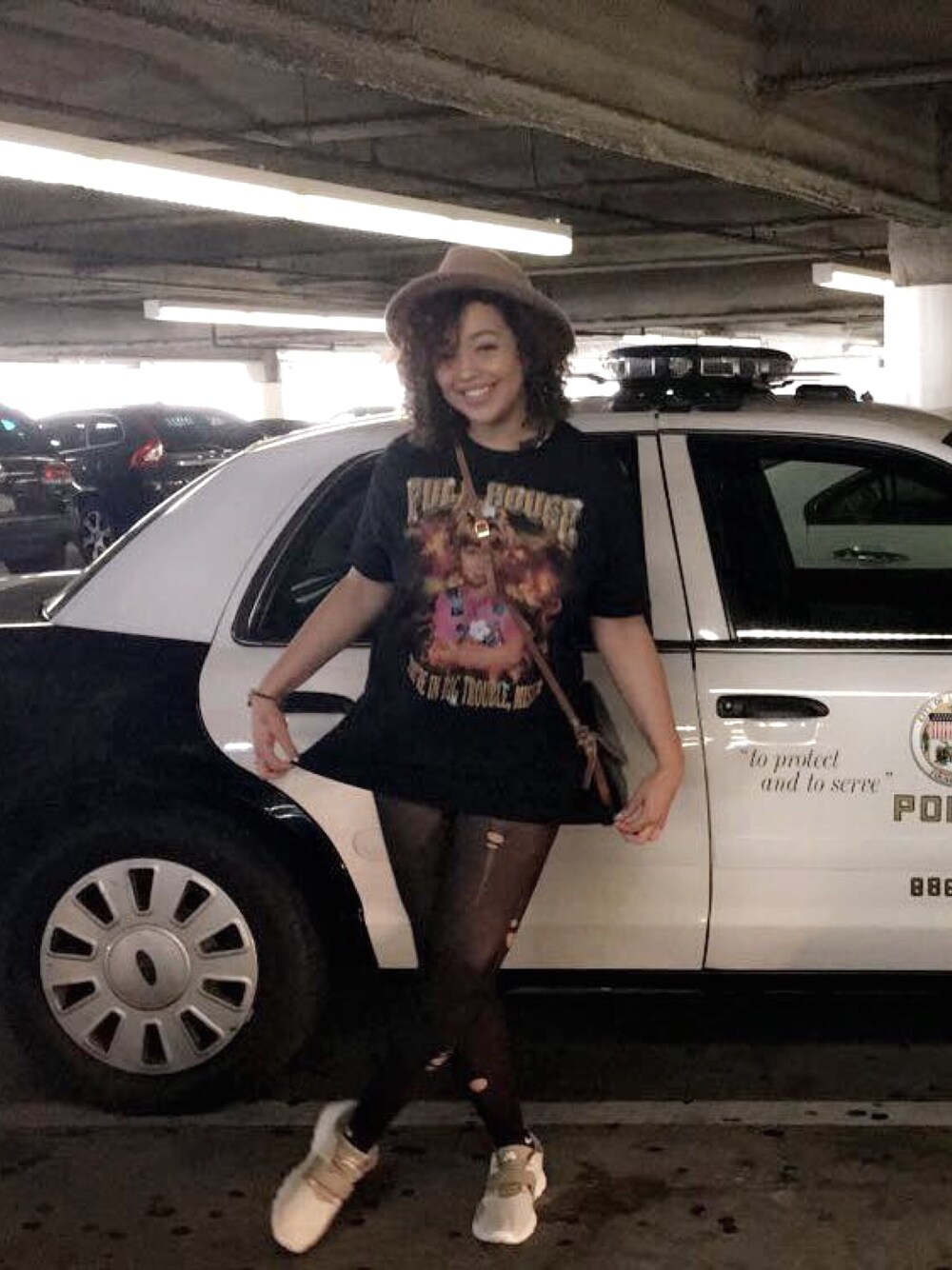 「ootd、casual、summer、hat、sneakers、streetstyle、Los Angeles、graphic tee」｜「URBAN OUTFITTERSのアイテム（Tシャツ/カットソー、ブラック系）」を使った、Tanaさん（レディース・175cm）の春コーディネートの1枚目の写真