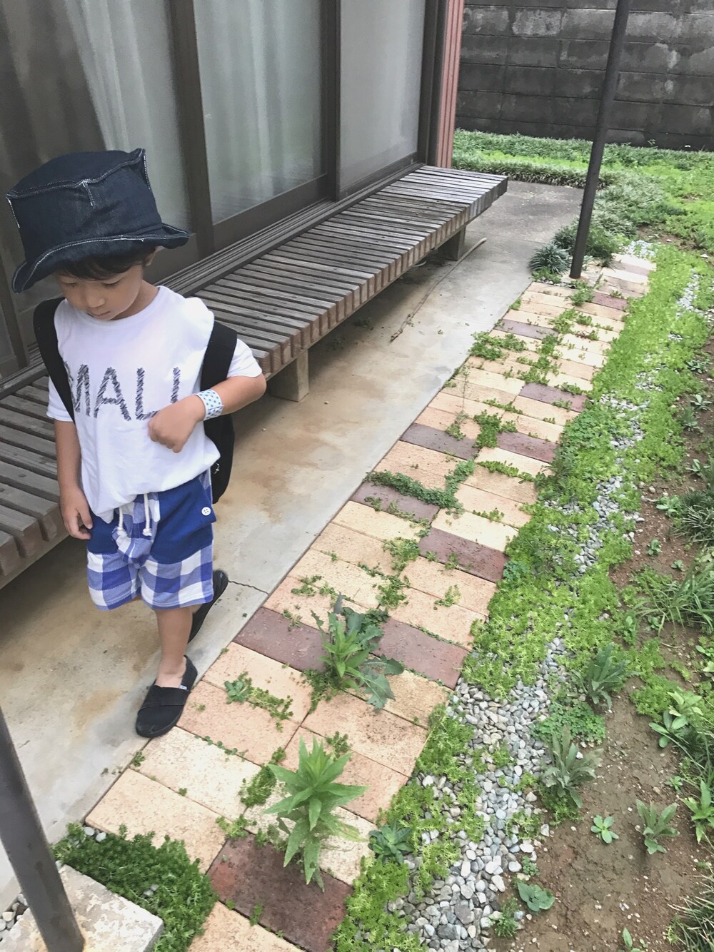 「ワンダーアパートメント、カジュアルコーデ、休日スタイル、ゆるコーデ、Tシャツ、おとこのこ、キッズコーデ」｜「Wonder apartmentの[80-130]ギンガムショートパンツ（その他パンツ、ブルー系）」を使った、ryunbeさん（キッズ・100cm）の夏コーディネートの1枚目の写真
