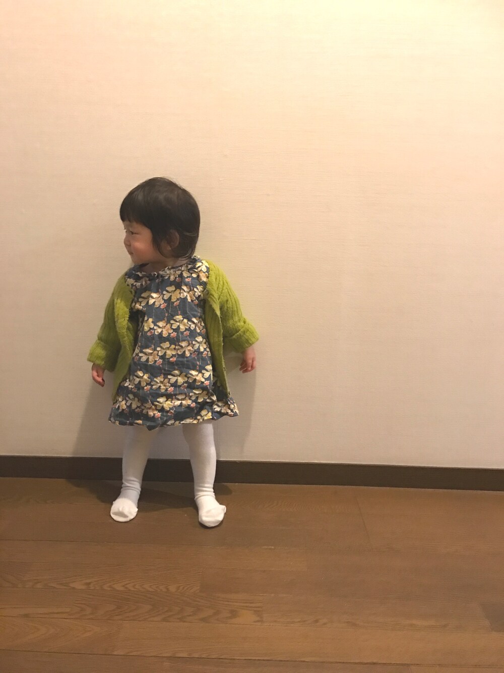「カジュアル、休日スタイル、冬コーデ、カーディガン」｜「BONTONのアイテム（カーディガン/ボレロ、イエロー系）」を使った、ryunbeさん（キッズ・80cm）の冬コーディネートの1枚目の写真