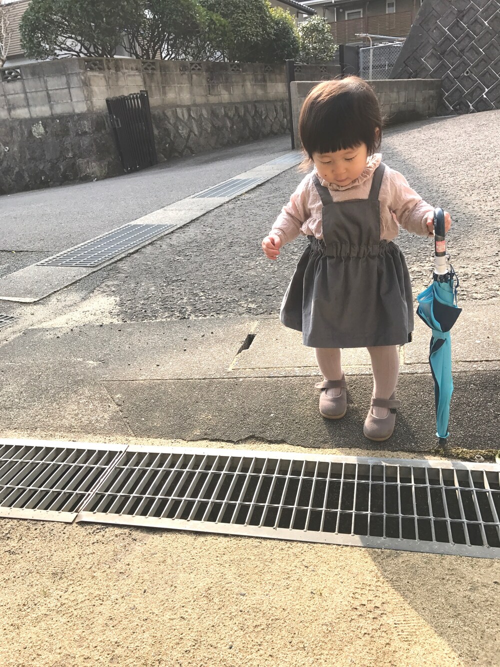 「カジュアル、1歳、エプロンスカート、キッズコーデ」｜「PEEP ZOOMのアイテム（シューズ、グレー系）」を使った、ryunbeさん（キッズ・80cm）の冬コーディネートの1枚目の写真