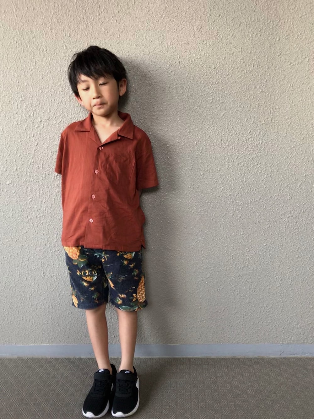 「夏コーデ、韓国ファッション、キッズコーデ、キッズファッション」｜「devirockのオープンカラーシャツ（シャツ/ブラウス、グレー系）」を使った、ryunbeさん（キッズ・120cm）の夏コーディネートの1枚目の写真