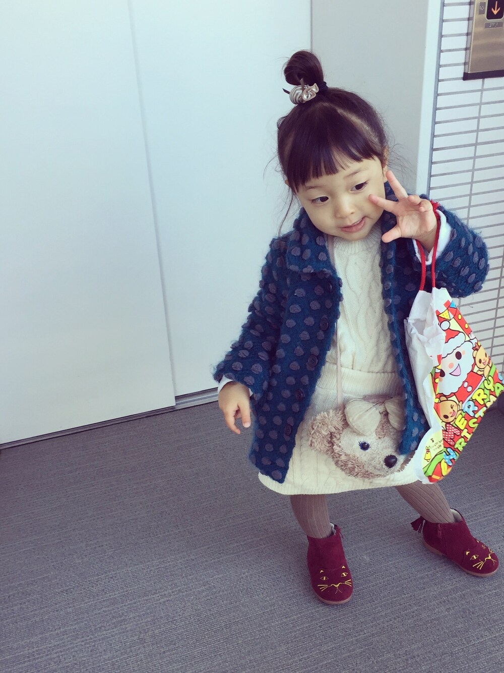 「キッズ、2歳、セットアップ、ケーブルニット、リブタイツ、リブニット、おだんごヘアー、キッズコーデ、kids」｜「SWAP MEET MARKETのアイテム（ジャケット/アウター、ブルー系）」を使った、nnnさん（キッズ・80cm）の冬コーディネートの1枚目の写真