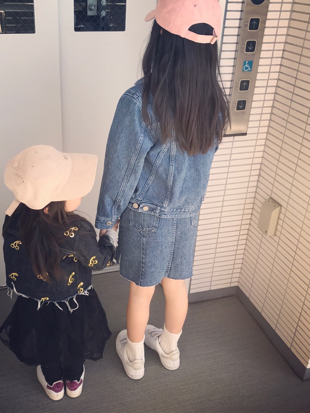 「キッズファッション、春コーデ、デニムジャケット、デニム、リンクコーデ、スタンスミス、キャップ、Gジャン、スニーカー、姉妹コーデ」｜「MAISON DE REEFURの【adidas】スタンスミス CF C メゾン キッズ（スニーカー、ホワイト系）」を使った、nnnさん（キッズ・90cm）の春コーディネートの1枚目の写真