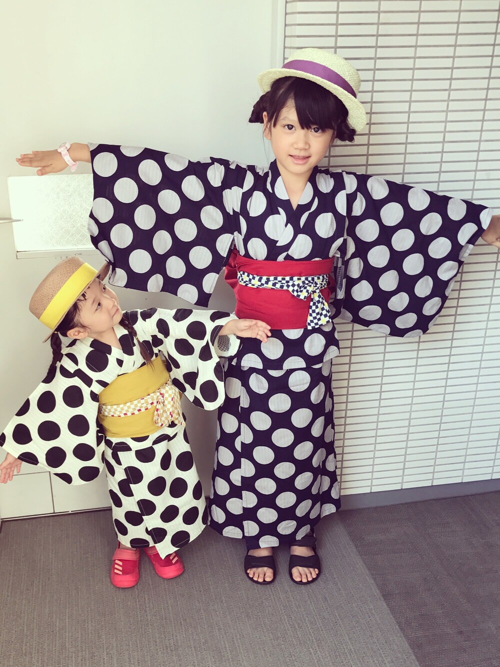 「夏、キッズコーデ、女の子、女の子コーデ、休日コーデ、むぎわら帽子、姉妹コーデ、浴衣」｜「apres les coursのアイテム（浴衣、ホワイト系）」を使った、nnnさん（キッズ・90cm）の夏コーディネートの1枚目の写真