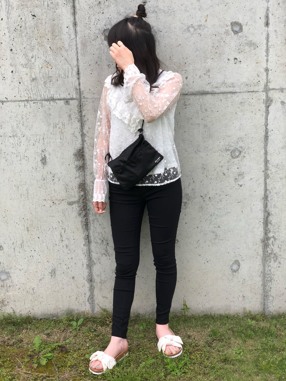 「シースルー、白ブラウス、スキニー、サンダル、お団子ヘアー、サコッシュ、シンプルコーデ、休日スタイル」｜「PAGEBOYのチュールレースフリルブラウス（シャツ/ブラウス、ホワイト系）」を使った、kasumiさん（レディース・155cm）の春コーディネートの1枚目の写真