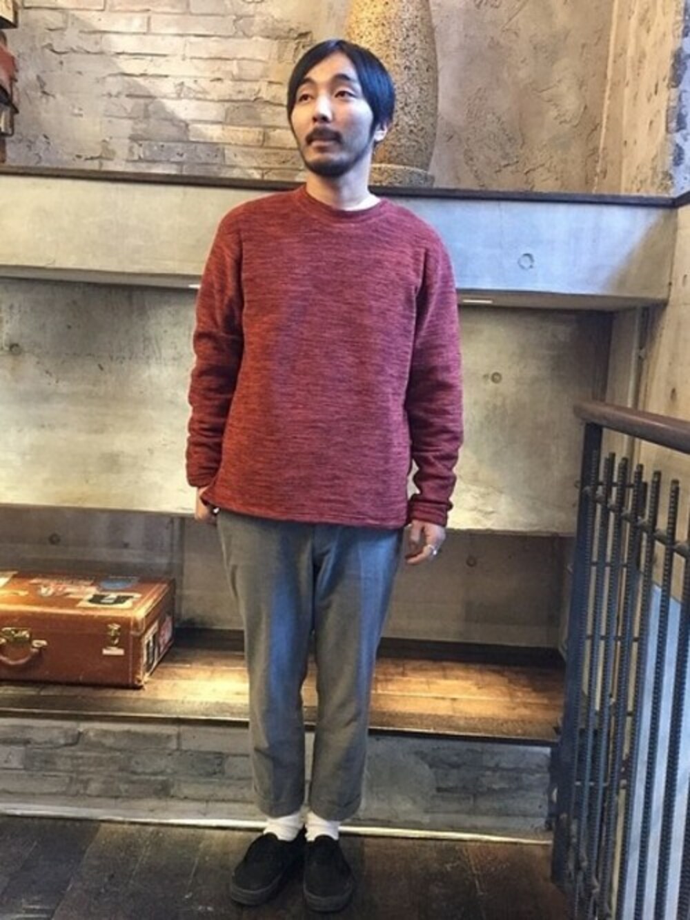 「ニット、トレンド、カジュアル、フリース、journal standard、ラフ、2017AW、インナーアイテム」｜「JOURNAL STANDARDのフリーススペースダイクルーネック＃（Tシャツ/カットソー、ブラウン系）」を使った、山本　祥平さん（メンズ・178cm）の秋コーディネートの1枚目の写真