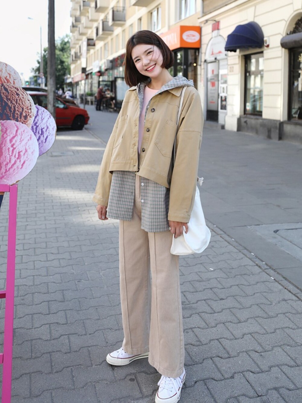 ベージュ系のその他アウターを着用したレディースの夏コーディネートの1枚目の写真