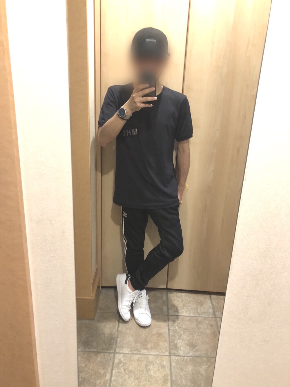 「夏コーデ、ブラック、THRASHER、MHL.、adidas、スニーカー、キャップ、ポールスミス、シンプル、Tシャツ」｜「MHL.のPRINTED COTTON JERSEY（Tシャツ/カットソー、ブラック系）」を使った、ミントさん（メンズ・160cm）の夏コーディネートの1枚目の写真