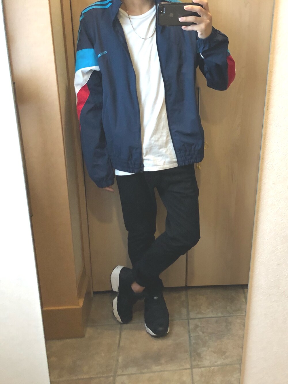 「ナイロンジャケット、黒スキニー、reebok、スポーツミックス、adidas、大学生、秋のコーデ、TOMMY HILFIGER、スニーカー、白Tシャツ」｜「adidasのウィンドブレーカー [PALEMESTON WINDBREAKER] オリジナルス（ナイロンジャケット、ブルー系）」を使った、ミントさん（メンズ・160cm）の秋コーディネートの1枚目の写真