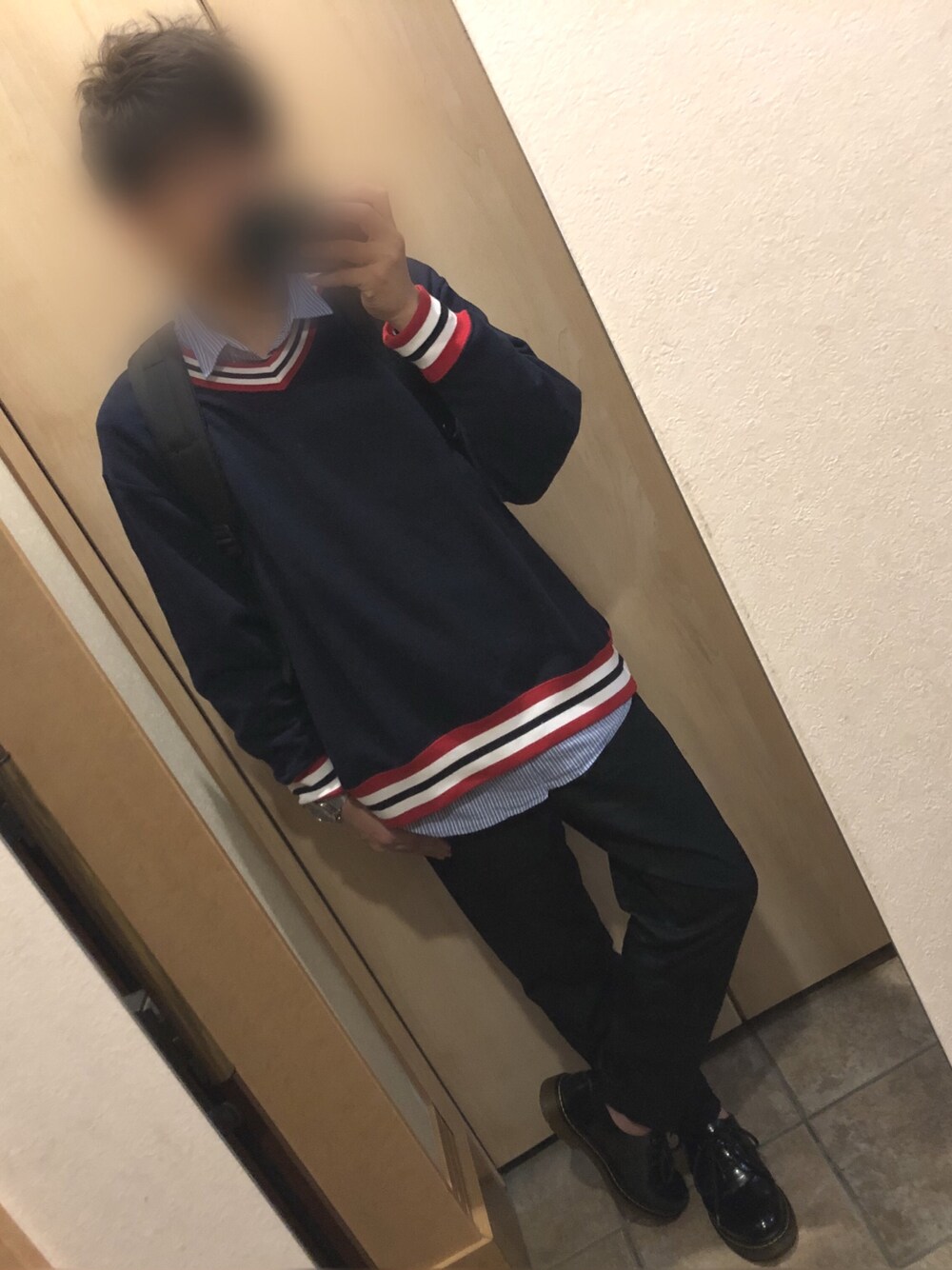 「大学生、お洒落さんとつながりたい、Vネックニット、united arrows、RAGEBLUE、革靴、秋のコーデ、キレイめ、ストライプシャツ、ゆるコーデ」｜「RAGEBLUEのCOOLMAXクロップドパンツ/795926（チノパンツ、ブラック系）」を使った、ミントさん（メンズ・160cm）の秋コーディネートの1枚目の写真